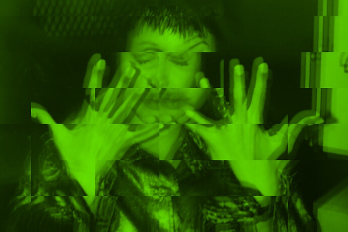 Een groengetint, 'glitchy' beeld van Angelina Jolie in de film Hackers. Ze houdt vijf vingers omhoog.